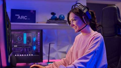 Stile di vita grafico - Profilo di gamer femminile a casa con PC desktop che utilizza una risorsa connessa intel arc a750